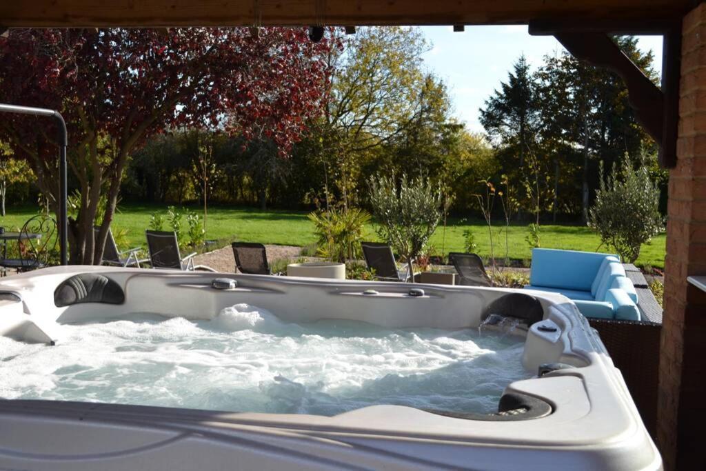 Treetops Cottages & Spa Grimsby Extérieur photo